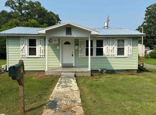 71 2nd St, Laurens, SC 29360