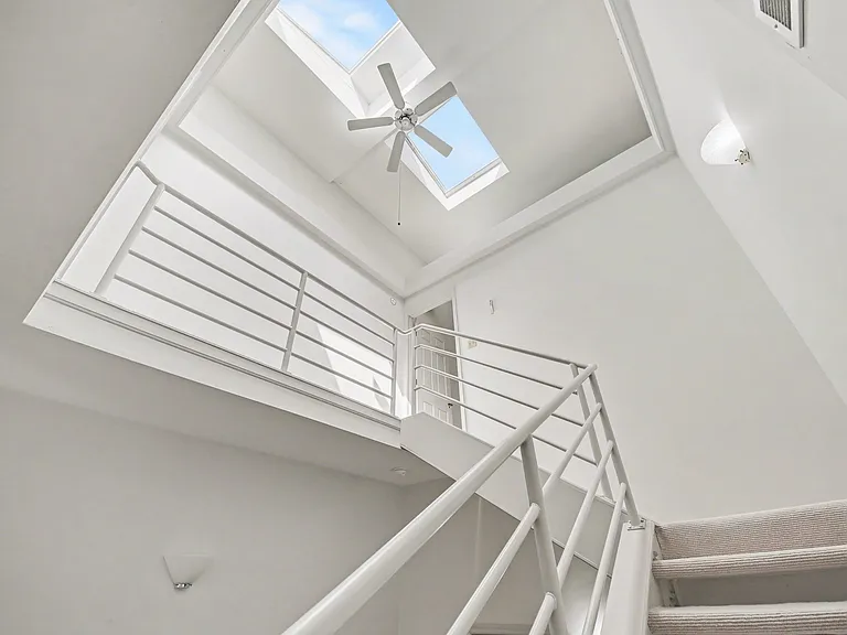 923 Paradrome St — Photo 14