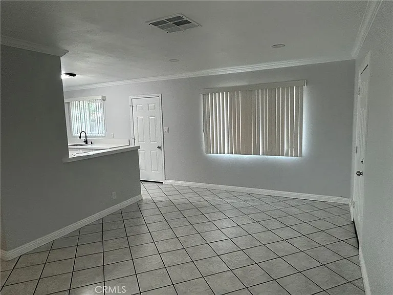 390 E Carter St — Photo 4