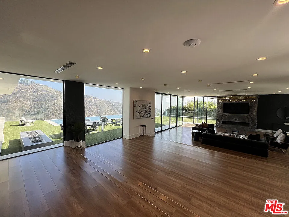 4 bed, 5.5 bath, 5101 sqft, $39,500 — Photo 4