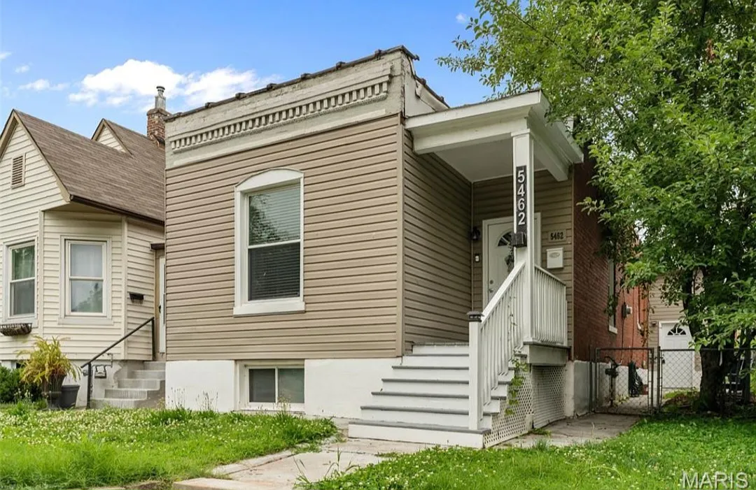 3 bed, 1239 sqft, $1,999 — Photo 1