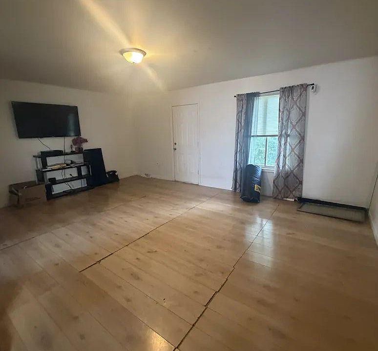 2nd image of 443 Arnold Ct