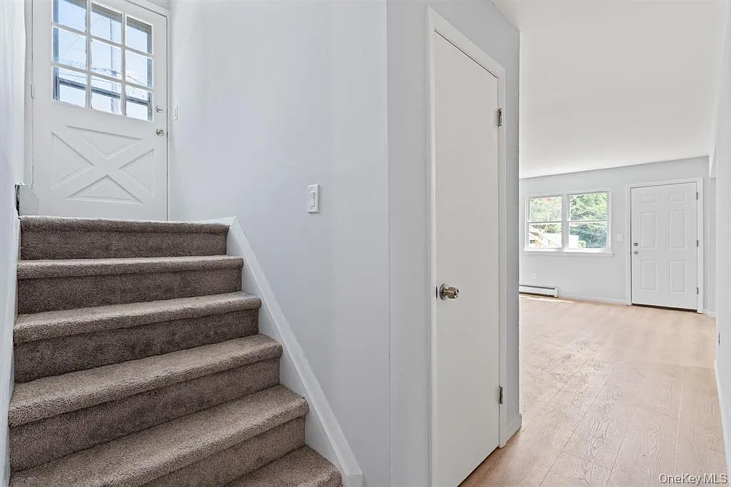 3 bed, 1.0 bath, 1400 sqft, $4,200 — Photo 4
