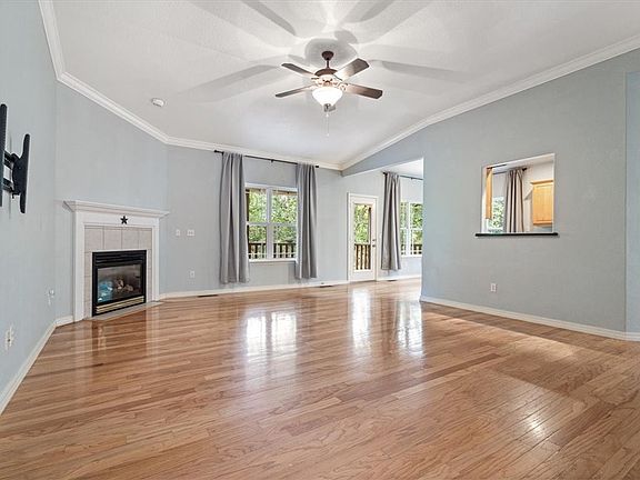 3rd image of 20 Mills Dr