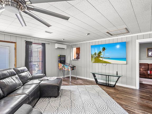 3rd image of 1352 Honeysuckle Ln