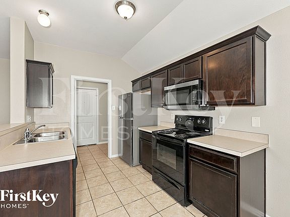 5th image of 1825 Ridgecrest Dr