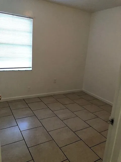 3 bed, 900 sqft, $1,900 — Photo 1