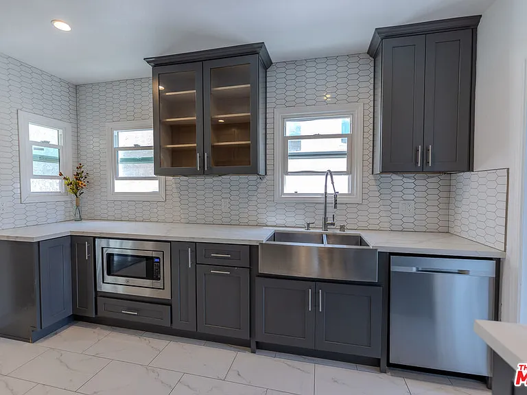 1067 S Sycamore Ave — Photo 24