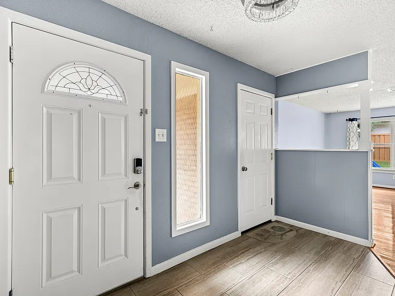 701 Topeka Dr — Photo 2