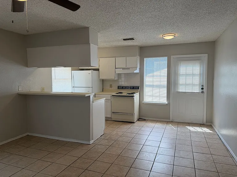 811 W Olmos Dr — Photo 2