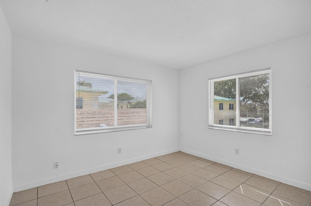 901 Pine Dr APT 10, photo 9