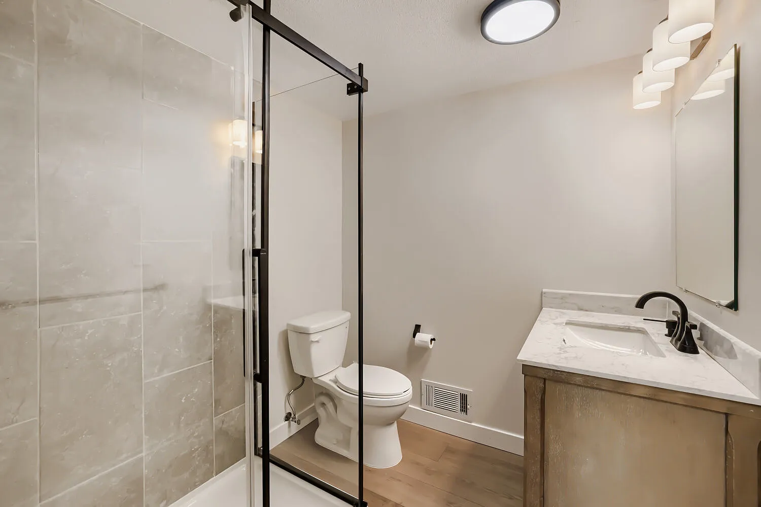 5 bed, 2100 sqft, $2,999 — Photo 4
