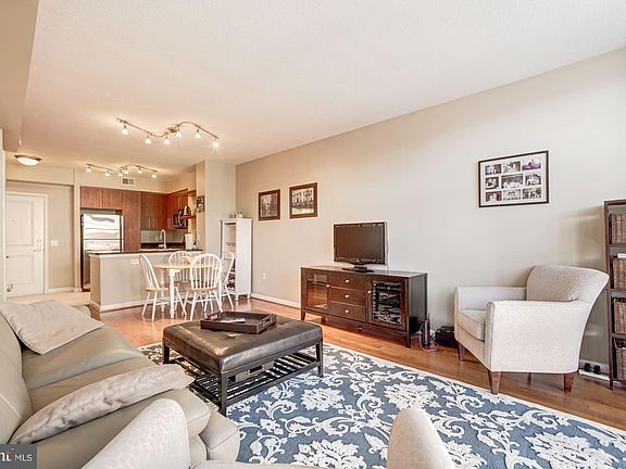 5th image of 1021 N Garfield St APT 533