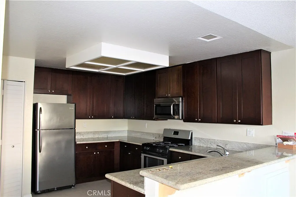 2 bed, 2.5 bath, 1242 sqft, $4,200 — Photo 2