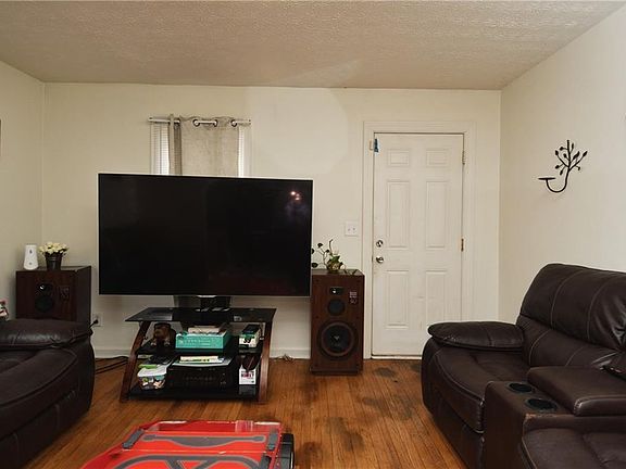 4th image of 824 Woodrow Ave
