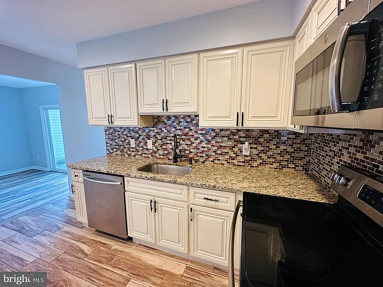 319 Canterbury Ct — Photo 6