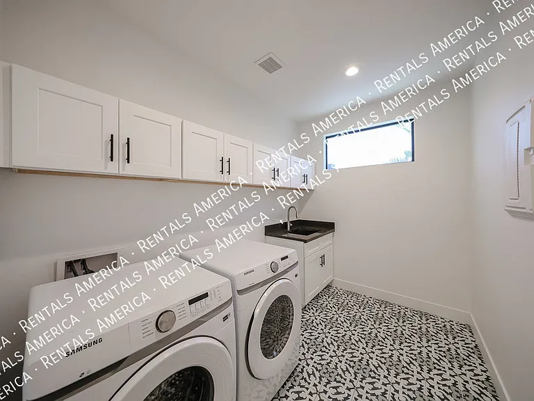 2418 E Amelia Ave — Photo 34
