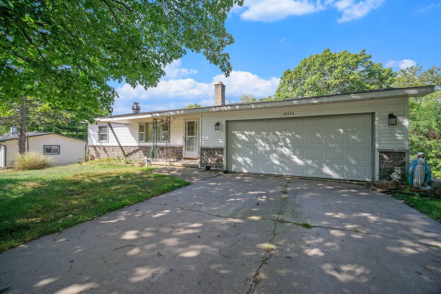15724 Waterloo Rd photo 1