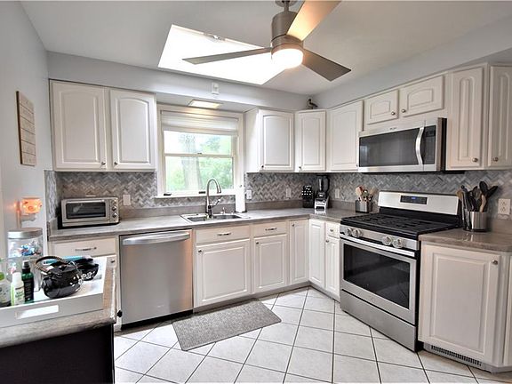 3rd image of 16629 Glenridge Ave