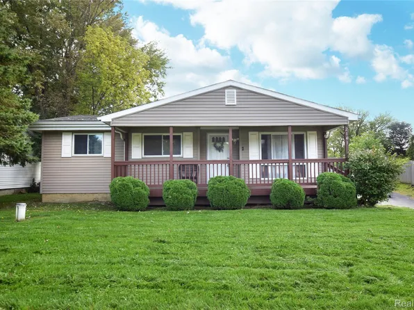 2141 Sandalwood Dr, Burton, MI 48519