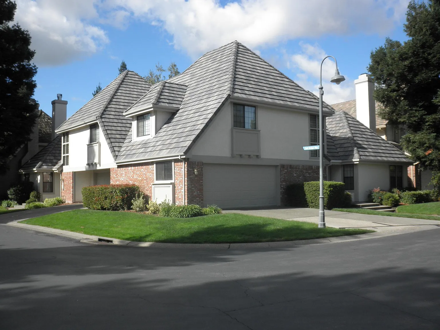 3 bed, 2.5 bath, 1818 sqft, $3,570 — Photo 2