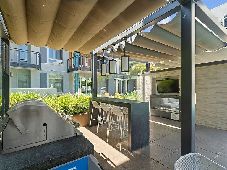 Outdoor Entertaining w/ Grill