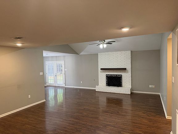 3rd image of 2 S Hampton Cv