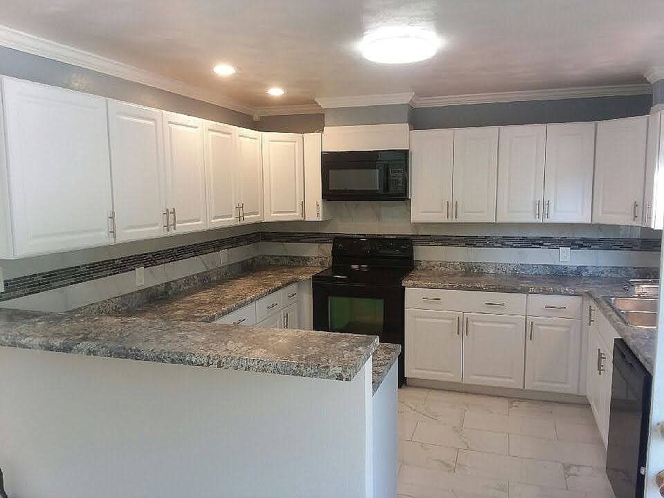 Kitchen w breakfast bar.