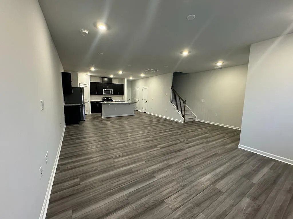 3 bed, 2.5 bath, 2012 sqft, $1,995 — Photo 4