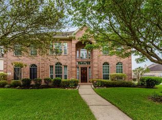 725 Falcon Lake Dr, Friendswood, TX 77546