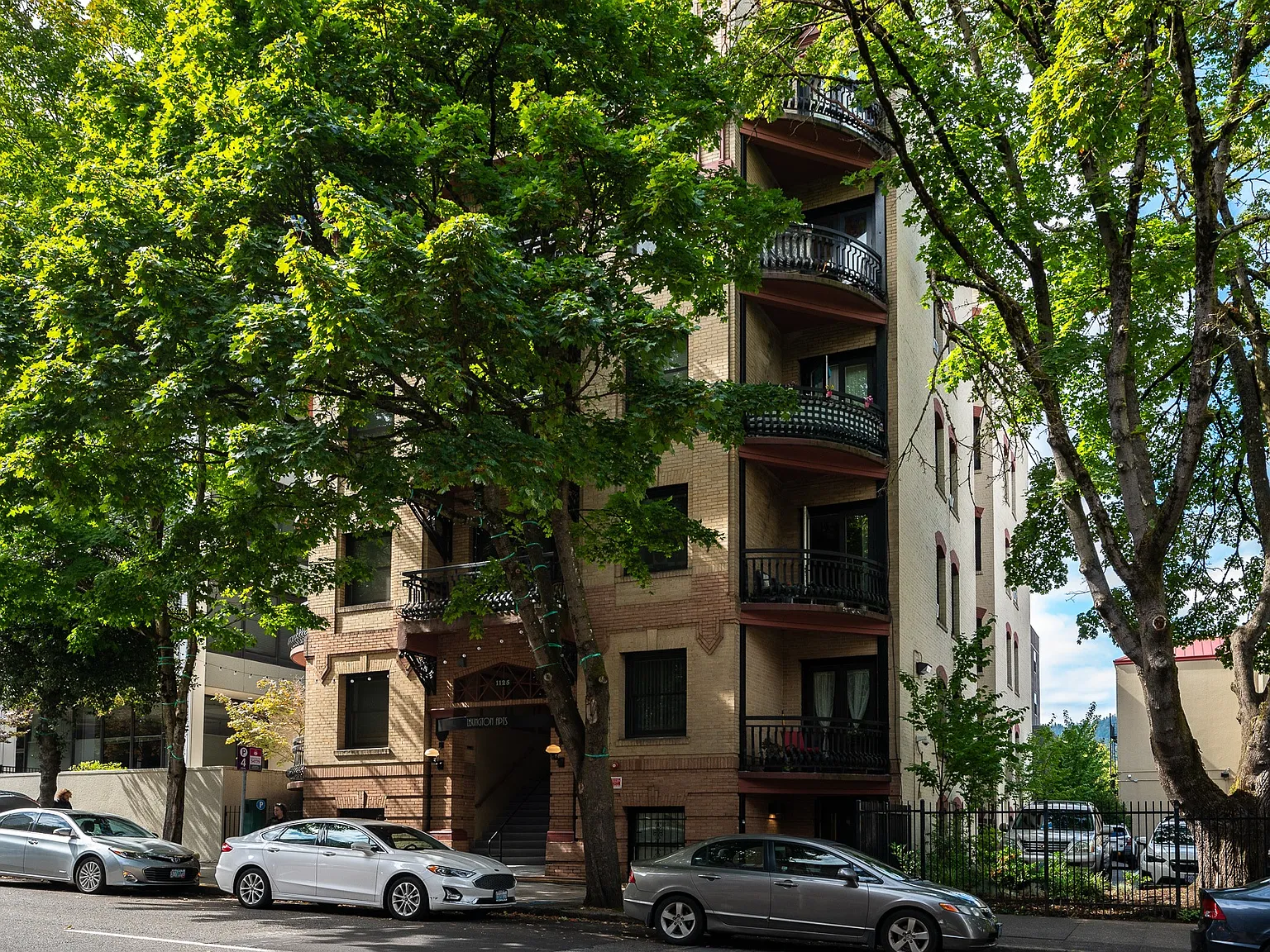 Lexington Apartments — Photo 4