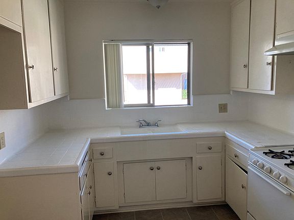 5th image of 11624 Hamlin St #9