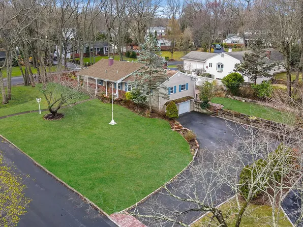 41 Winslow Lane, Smithtown, NY 11787