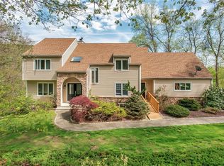 4 Wiccopee Ct, Putnam Valley, NY 10579