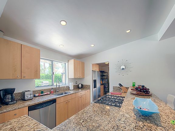 5th image of 242 E Cerritos Dr