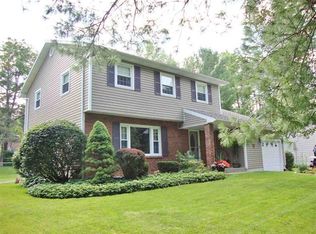28 Fairlawn Dr, Selkirk, NY 12158