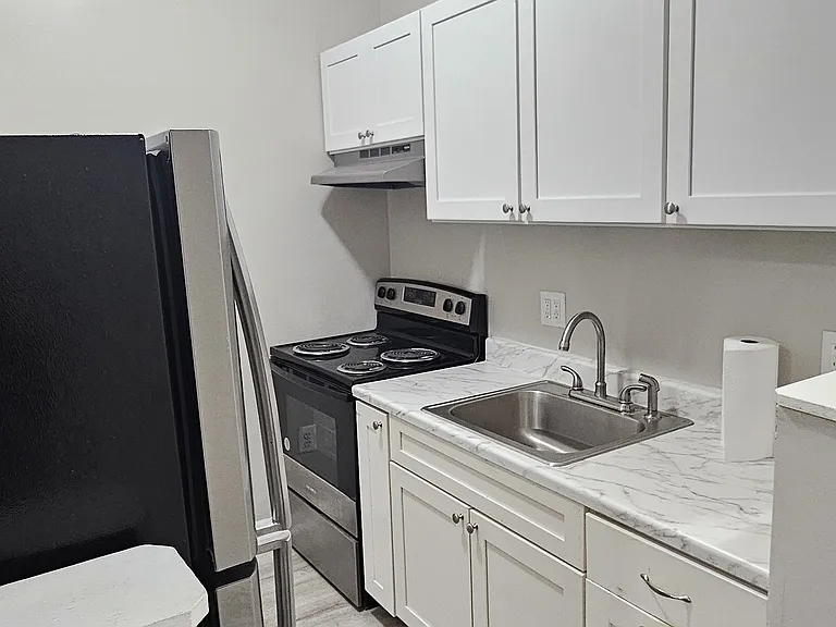 1733 N Fulton Ave — Photo 10