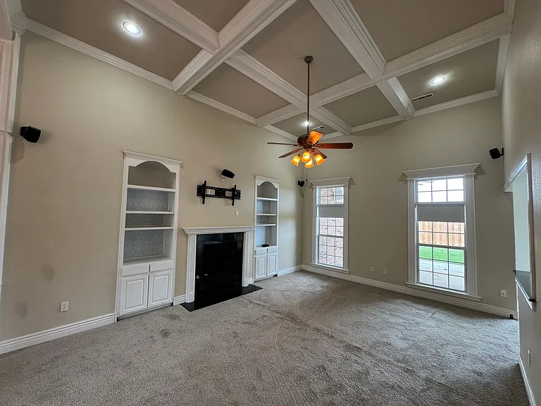 407 Lyndal Ln — Photo 2
