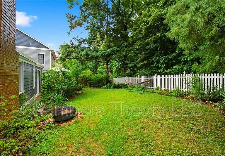 912 N Lexington St — Photo 30