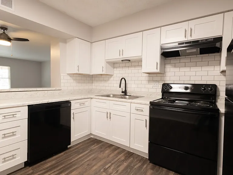 The Sycamores Apartments — Photo 9