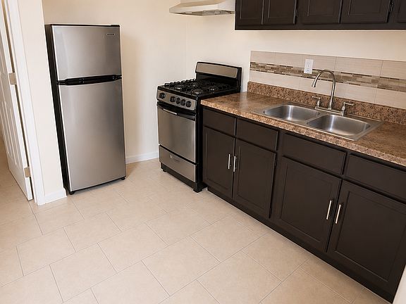 4th image of 9622 Evers Ave #2