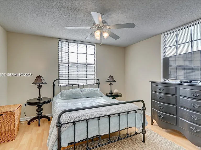 1919 Van Buren St #620A — Photo 18