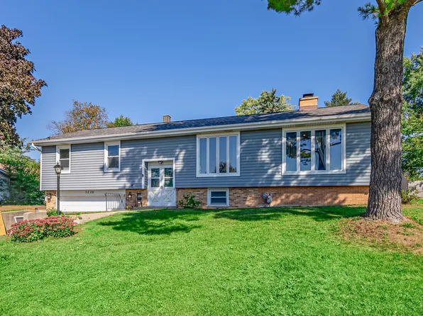 3220 W Skyway Dr, McHenry, IL 60050