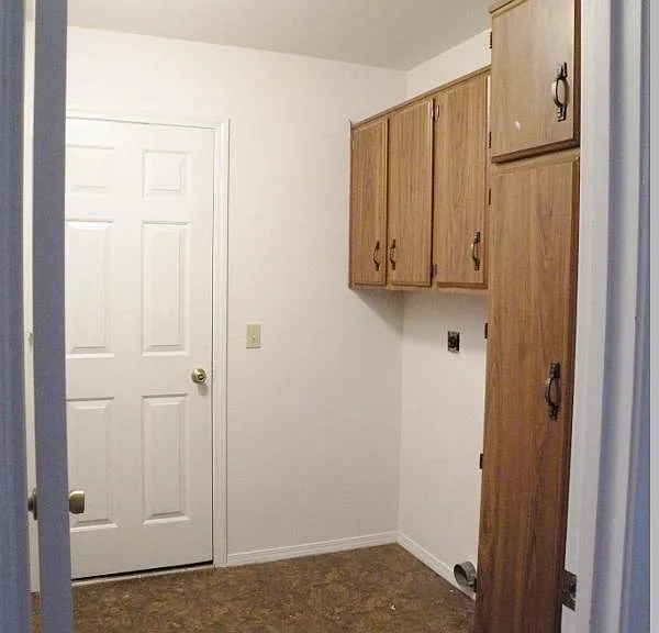 Laundry room with connection for either gas or electric.