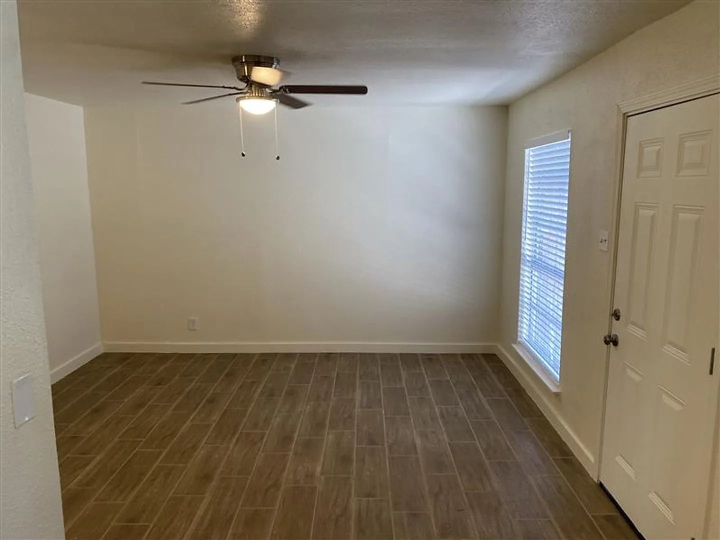 3/1 Townhouse with covered parking — Photo 4
