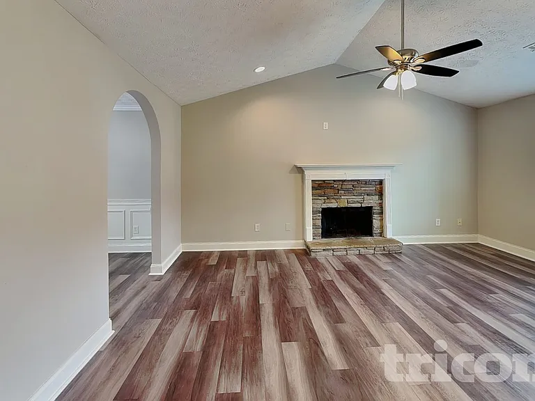 564 Brewer Dr — Photo 3