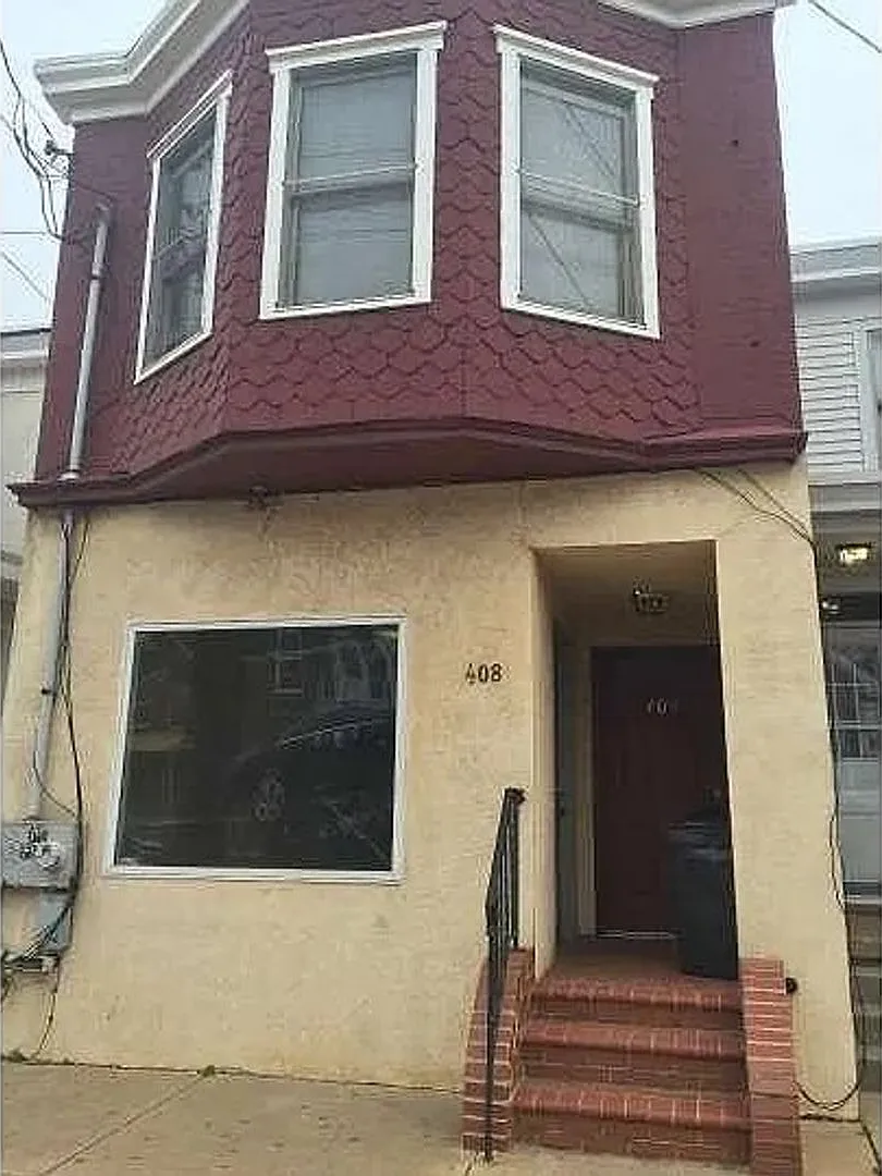 2 Bedroom 1 Bath Apartment — Photo 1