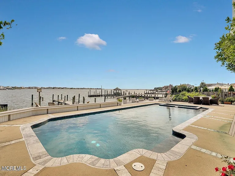 323 Cove Dr — Photo 36