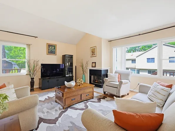 81 Arrowhead Cir #81, Ashland, MA 01721