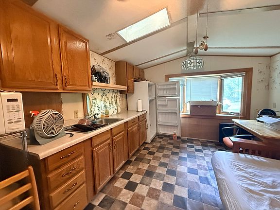 5th image of 21-43 Woodhaven Dr E
